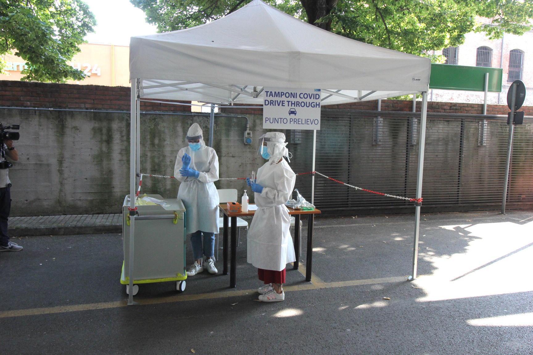 La postazione dei tamponi "drive through" davanti al Centro Giovannini (foto Batavia)