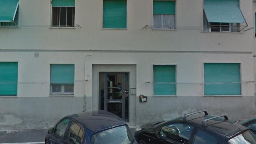 La palazzina in cui è stato trovato morto l'uomo di 55 anni