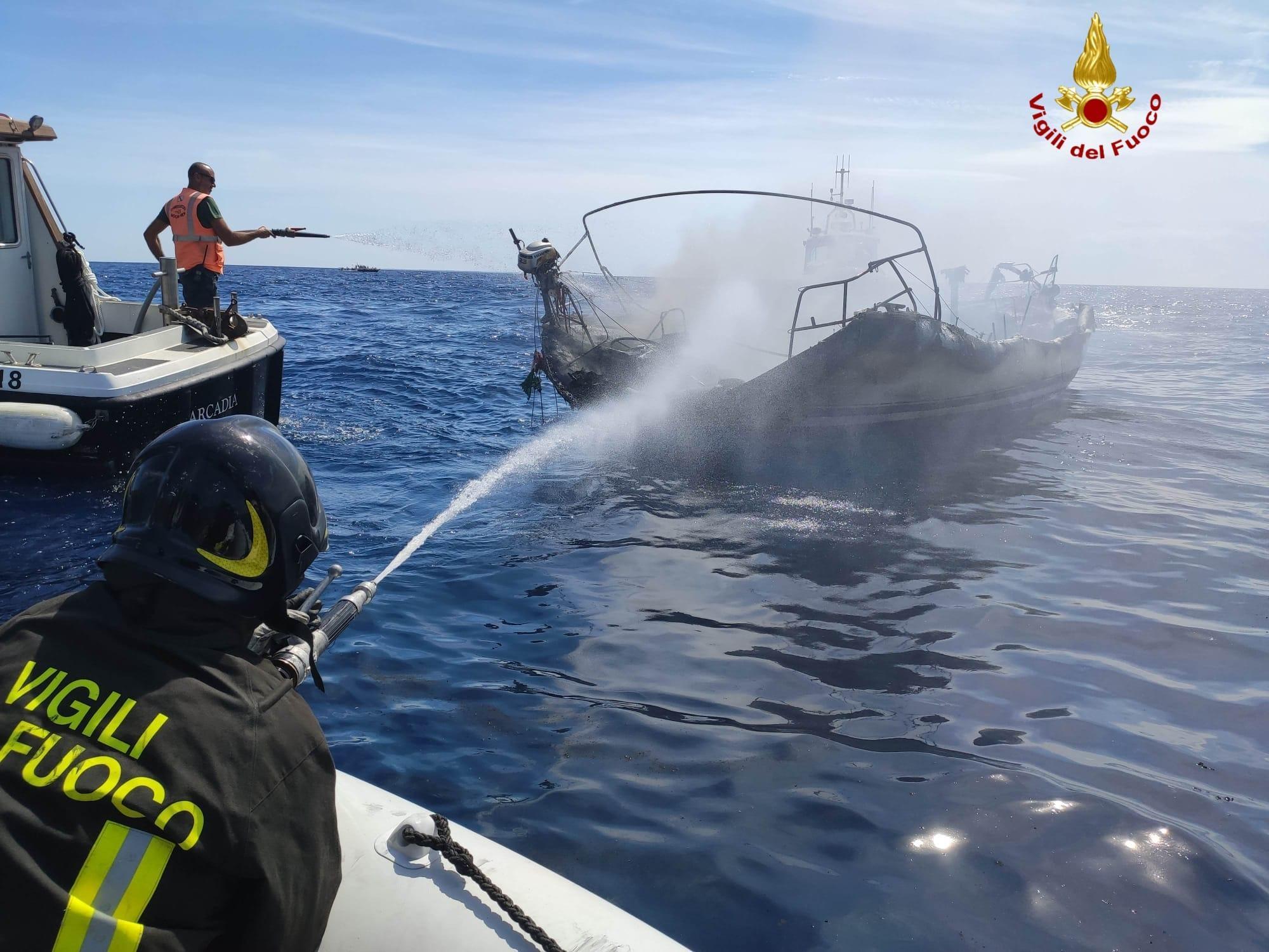 Barca a vela va a fuoco e affonda al largo della costa di Pomonte 
