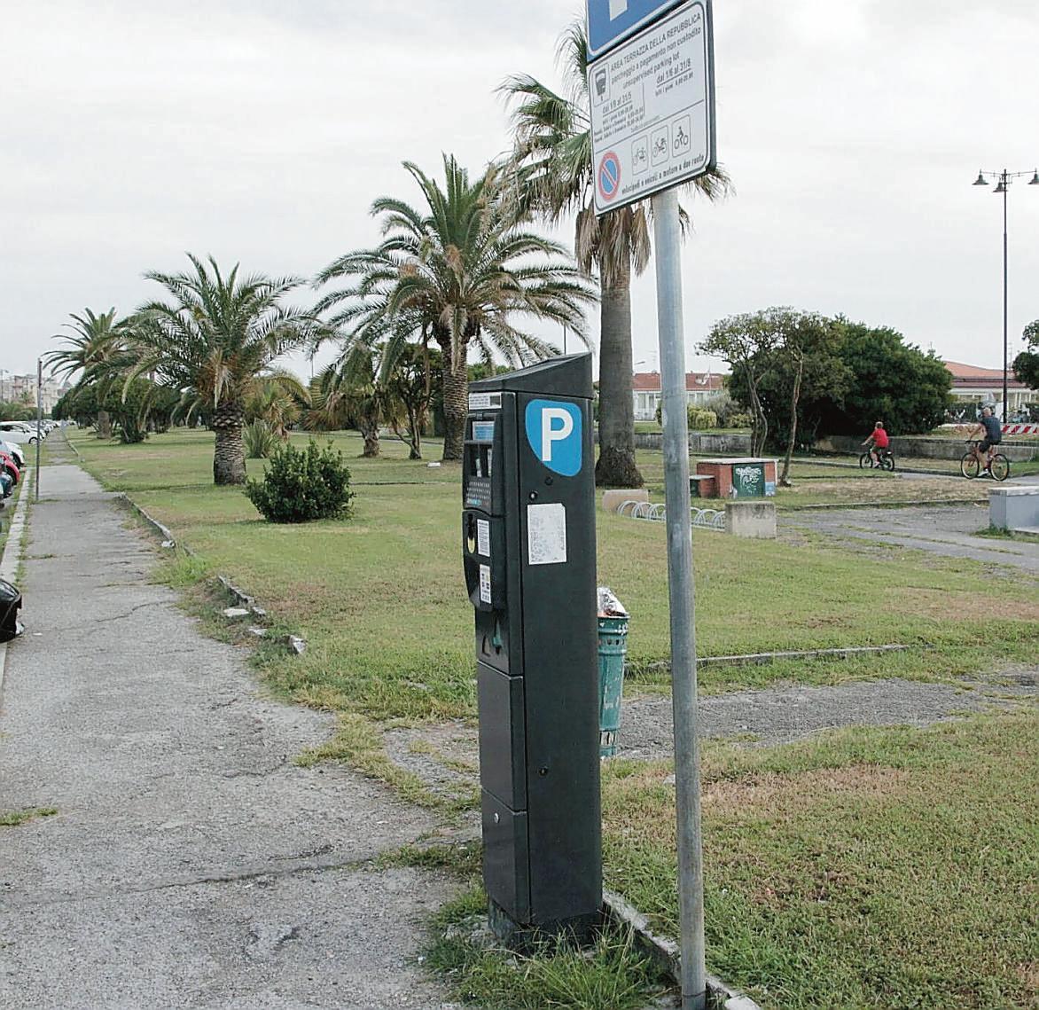 Rapinati mentre svuotano i parcometri, il bottino ammonta a circa 33mila euro