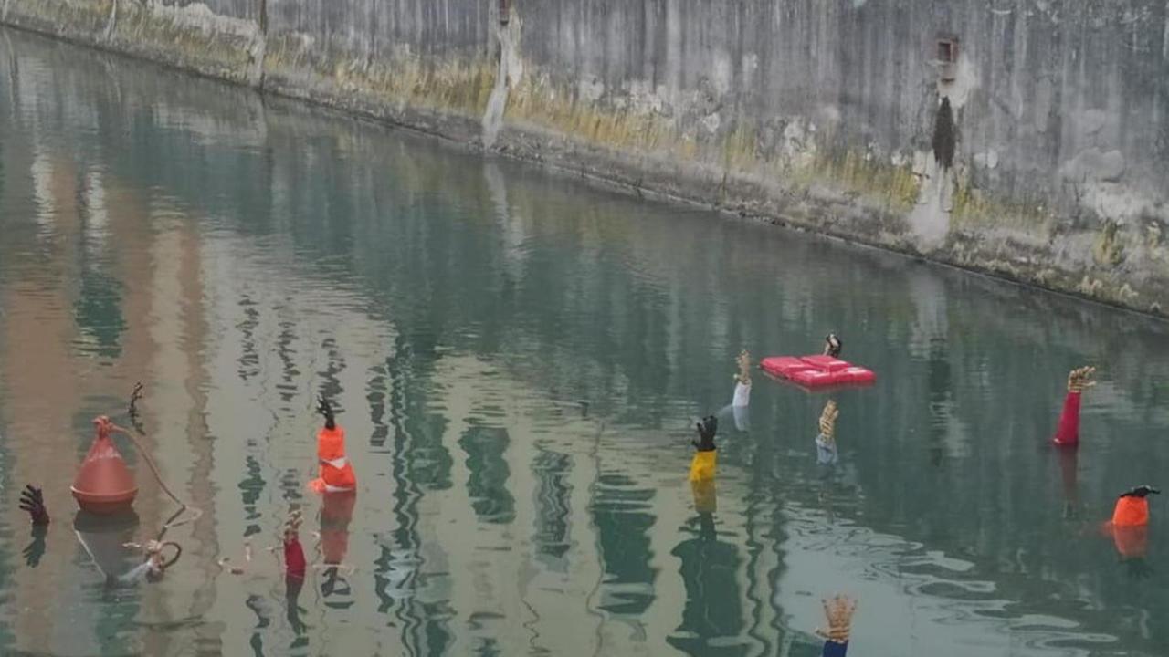 13 mani per pensare ai migranti