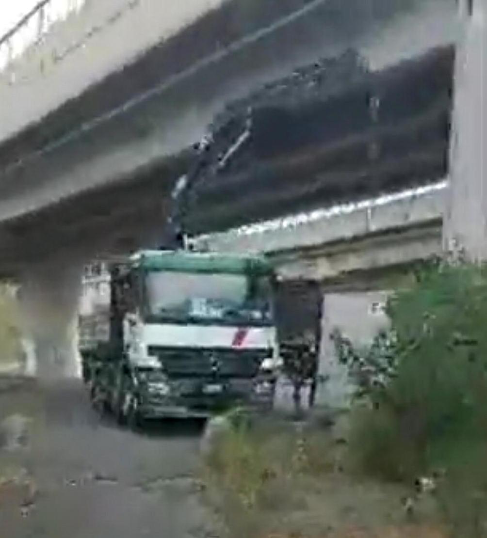 Rampe con l’A15 qualcosa si muove Allestito container a fianco del cimitero 