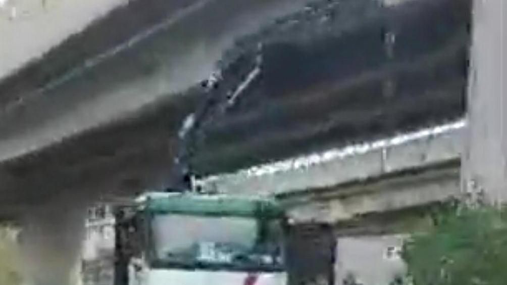 Rampe con l’A15 qualcosa si muove Allestito container a fianco del cimitero