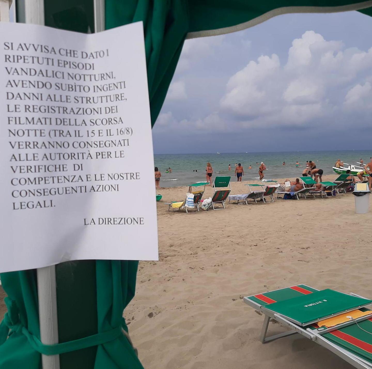 Vandali in spiaggia, danni per 5mila euro alle attrezzature del bagno Vittoria 