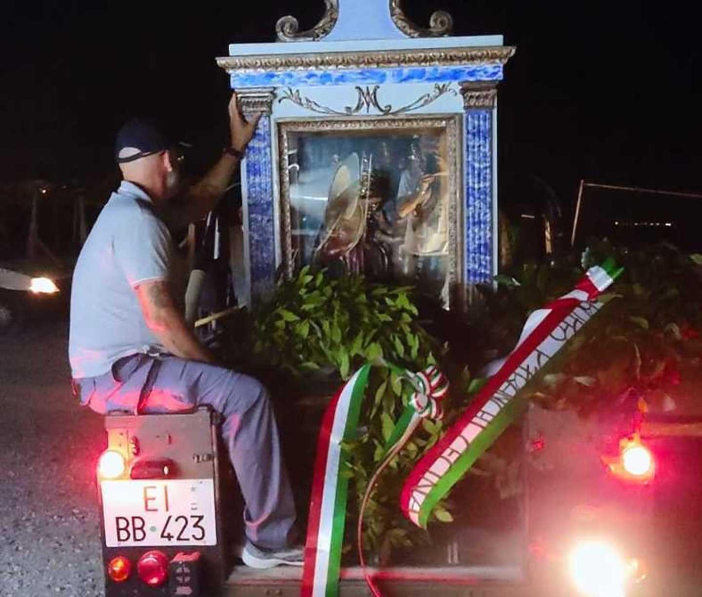 La magia dei fuochi d’artificio e la processione nel mare 