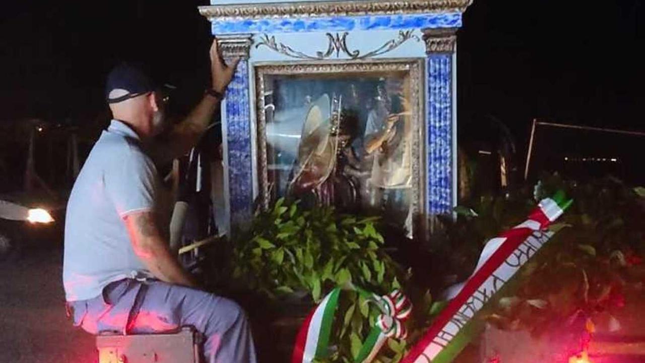 La magia dei fuochi d’artificio e la processione nel mare