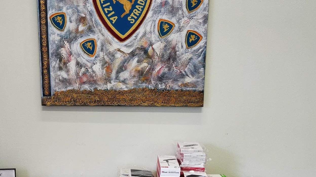 Abbandonano l’auto dopo un inseguimento: trovata merce rubata