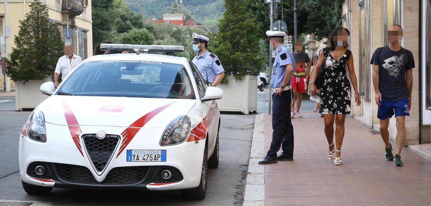 «Giusta la stretta sulle mascherine ma non possiamo controllare in strada» 