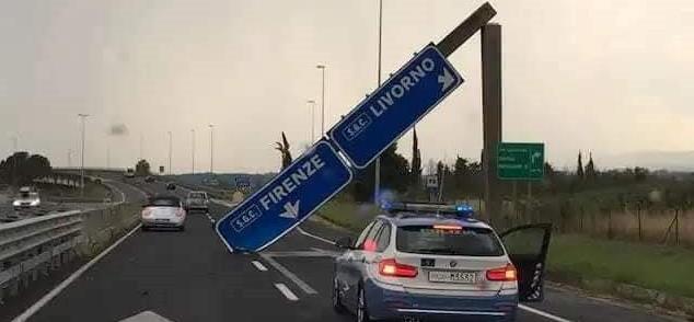 Il pannello crollato in superstrada il pomeriggio del 22 agosto 2018