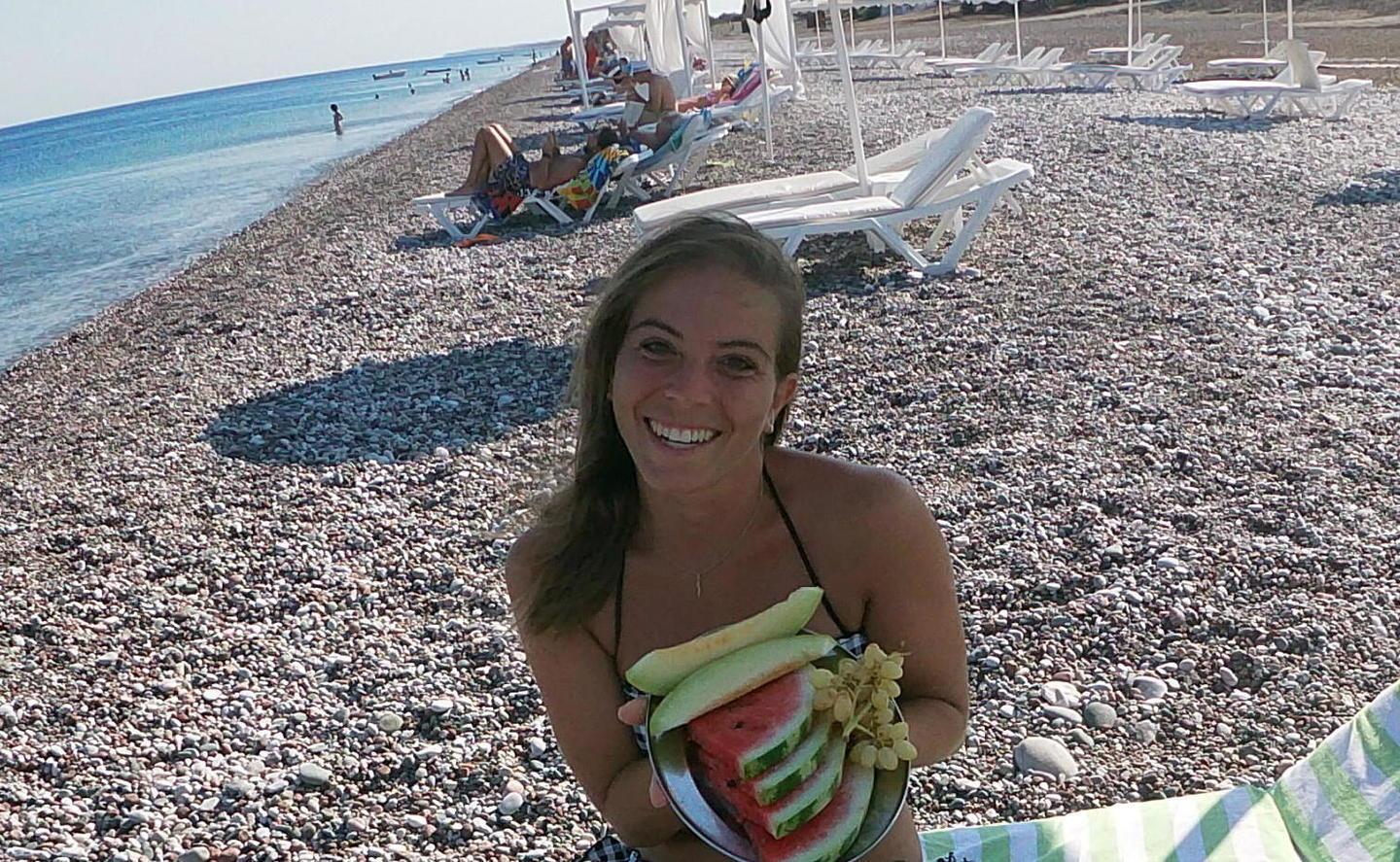 Irene Sartori in una foto scattata pochi giorni fa su una spiaggia di Rodi con gli ombrelloni distanziati