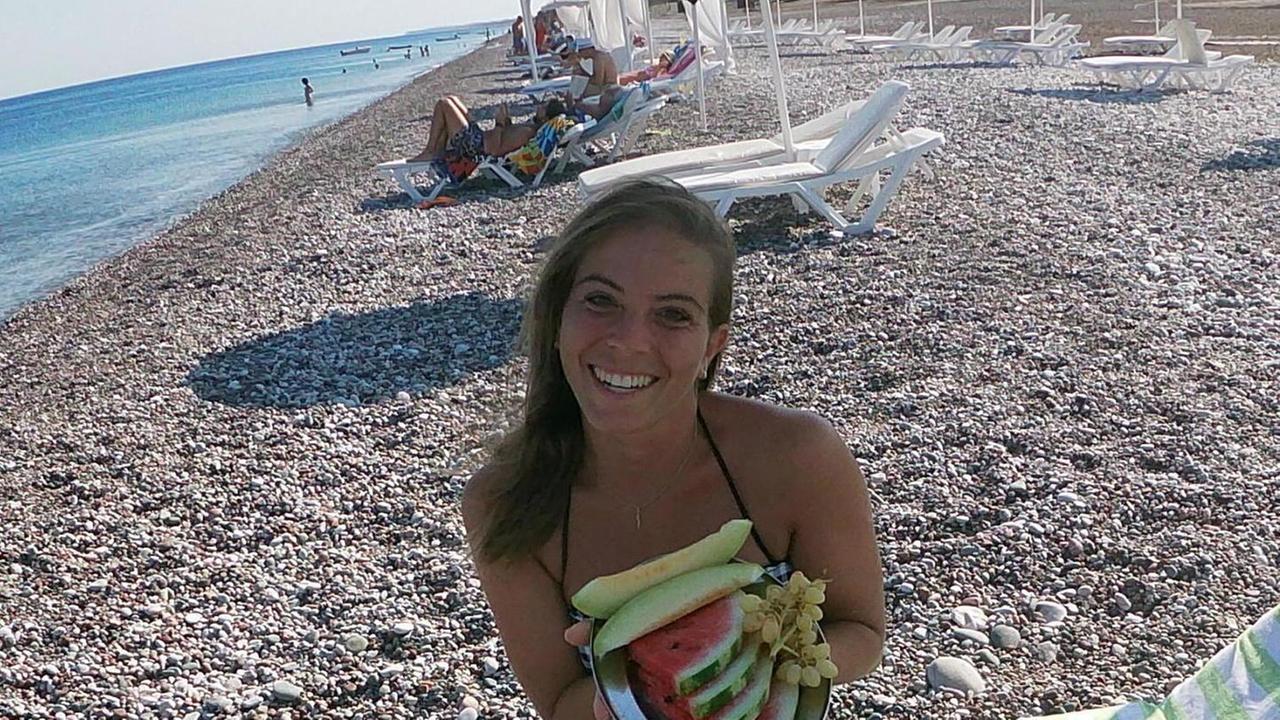 Irene Sartori in una foto scattata pochi giorni fa su una spiaggia di Rodi con gli ombrelloni distanziati