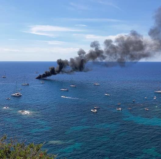 L’incendio visto dalla costa