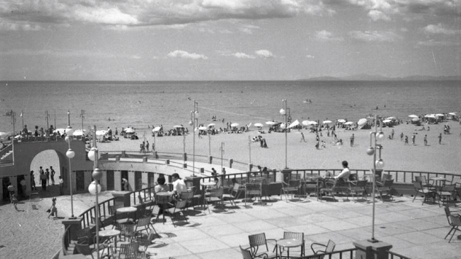 Marina di Grosseto, 1956, la terrazza della Rotonda, dall'Archivio Gori