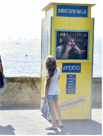 La Baracchina gialla comparsa alla Bellana nei giorni scorsi: ora non c'è più (Foto di Michele Silvestri)