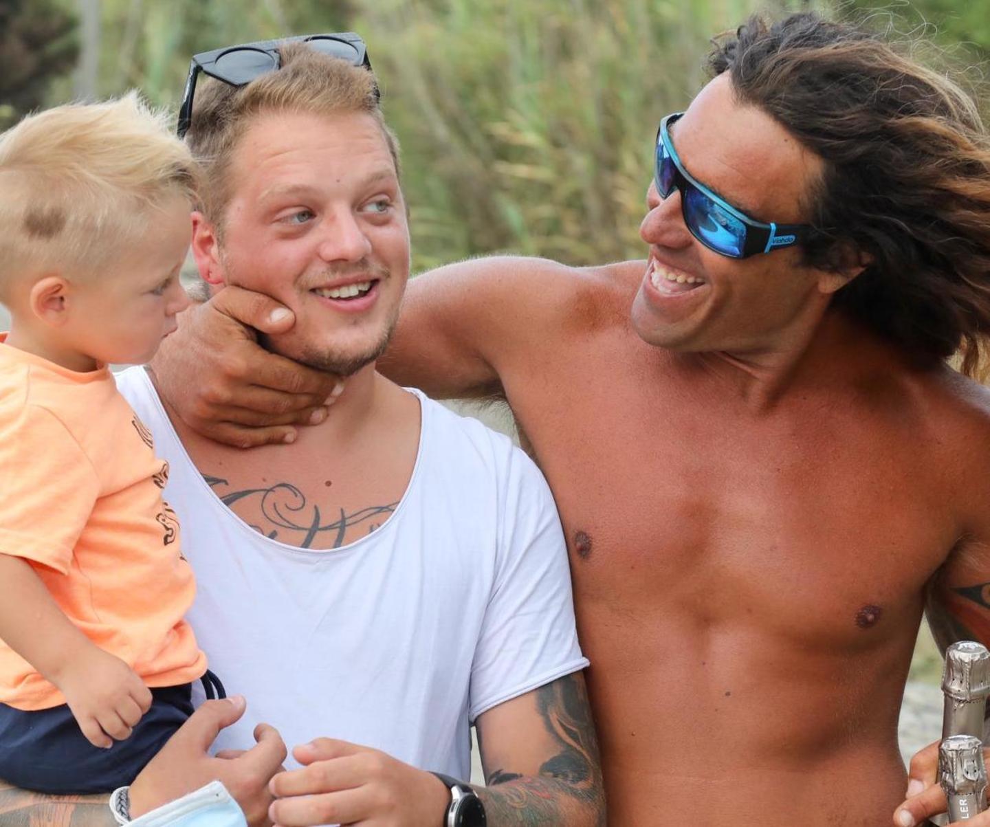 L'abbraccio tra il bagnino e i genitori del bimbo salvato. «Jorma è un angelo, Mattia è vivo grazie a lui» 