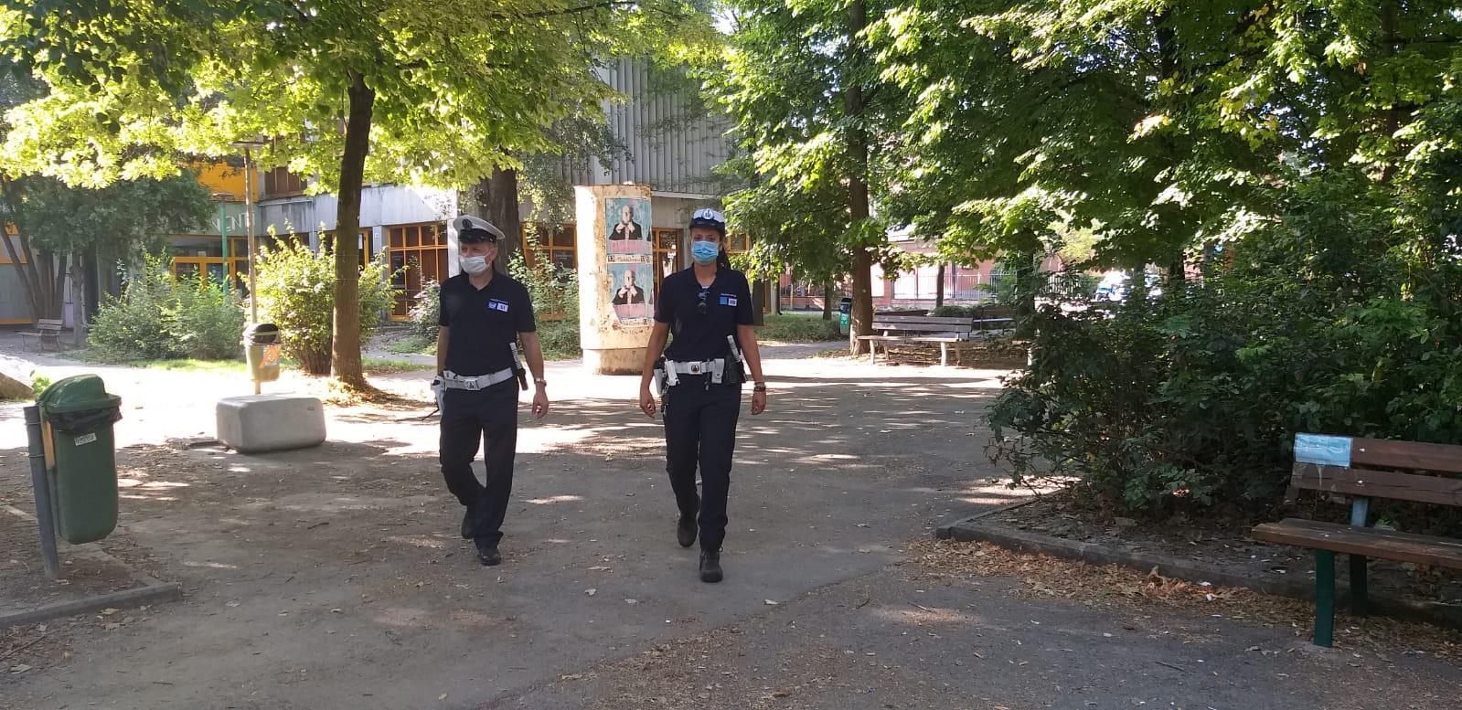 Modena, Controlli della Polizia Locale nel parco S. Giovanni Bosco: scattano le multe