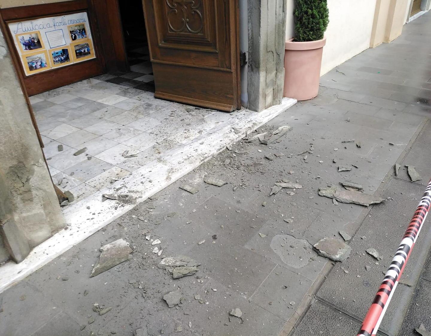 Crolla un antico cornicione, momenti di paura per fedeli e pellegrini 