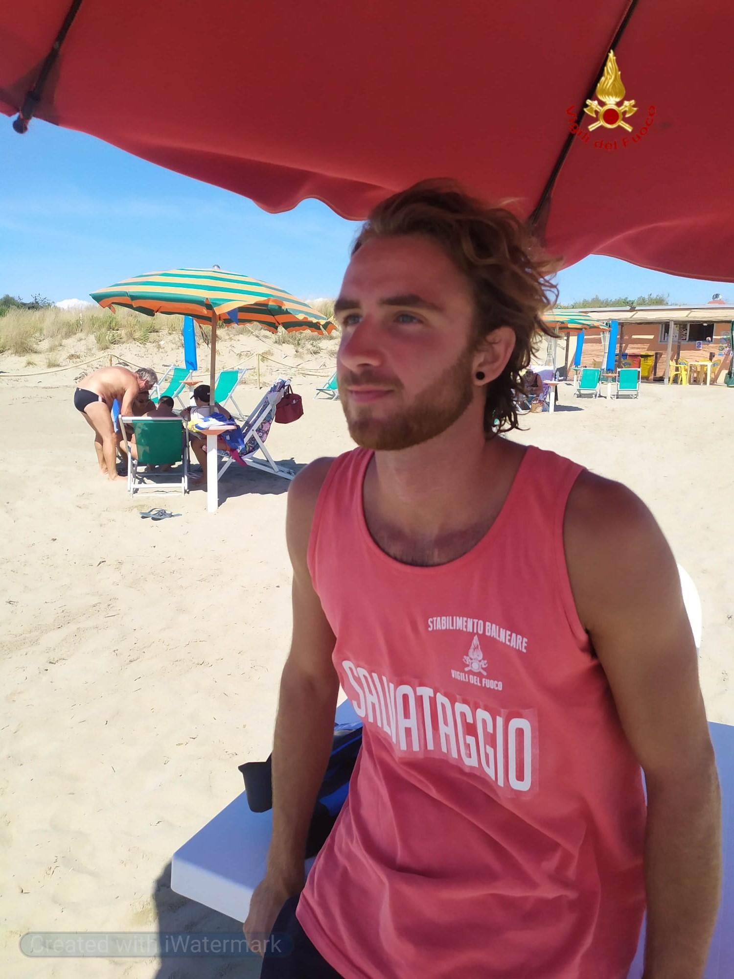 Francesco Ferroni, il bagnino del bagno dei vigili del fuoco, a Calambrone, che ha salvato due minorenni in mare  (Foto: vigili del fuoco)
