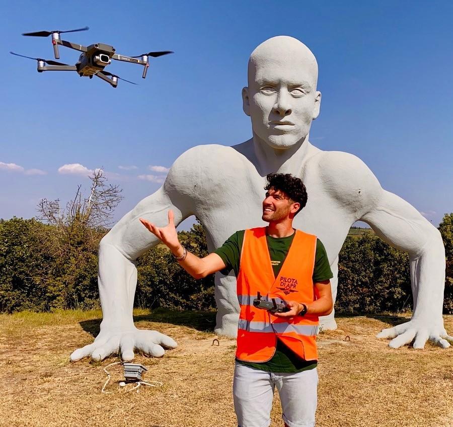 Francesco Mazzei con il suo drone all’anfiteatro Fonte Mazzola di Peccioli