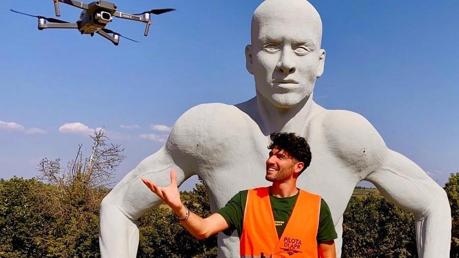 Francesco Mazzei con il suo drone all’anfiteatro Fonte Mazzola di Peccioli