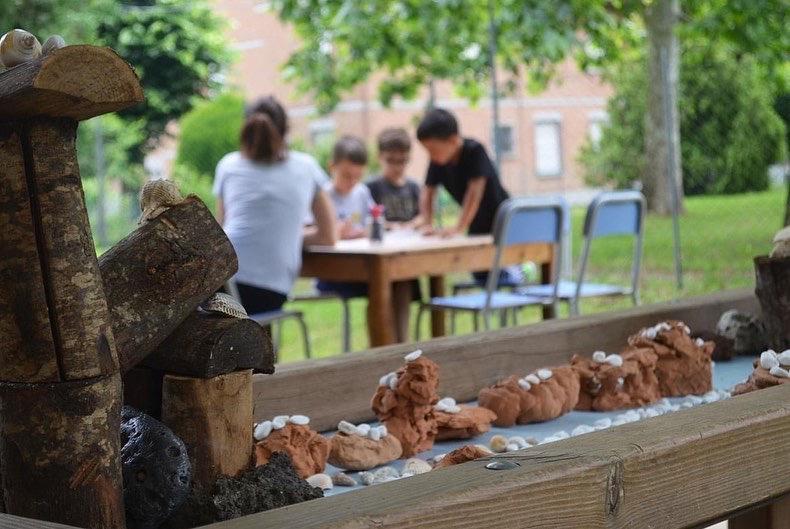 In arrivo ombrelloni, coperte e tappeti: col Covid l'asilo diventa un camping