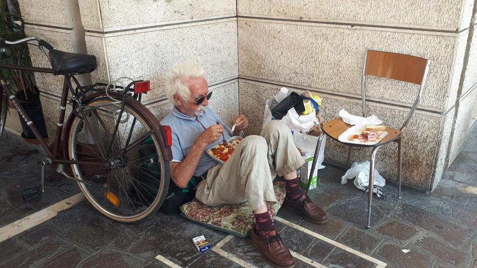 Modena. Carlo, 78 anni, un clochard “adottato” da San Pio X «Ho scelto la strada, qui tanti mi aiutano»