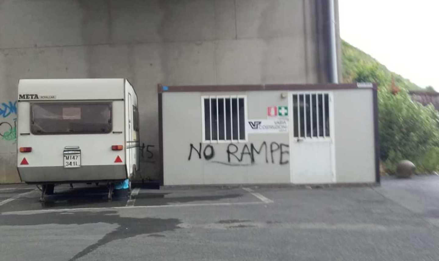 La scritta “No Rampe” sul container ad Albiano «Atto incomprensibile»