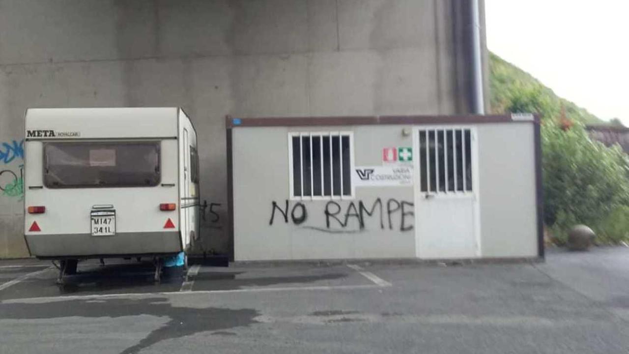 La scritta “No Rampe” sul container ad Albiano «Atto incomprensibile»