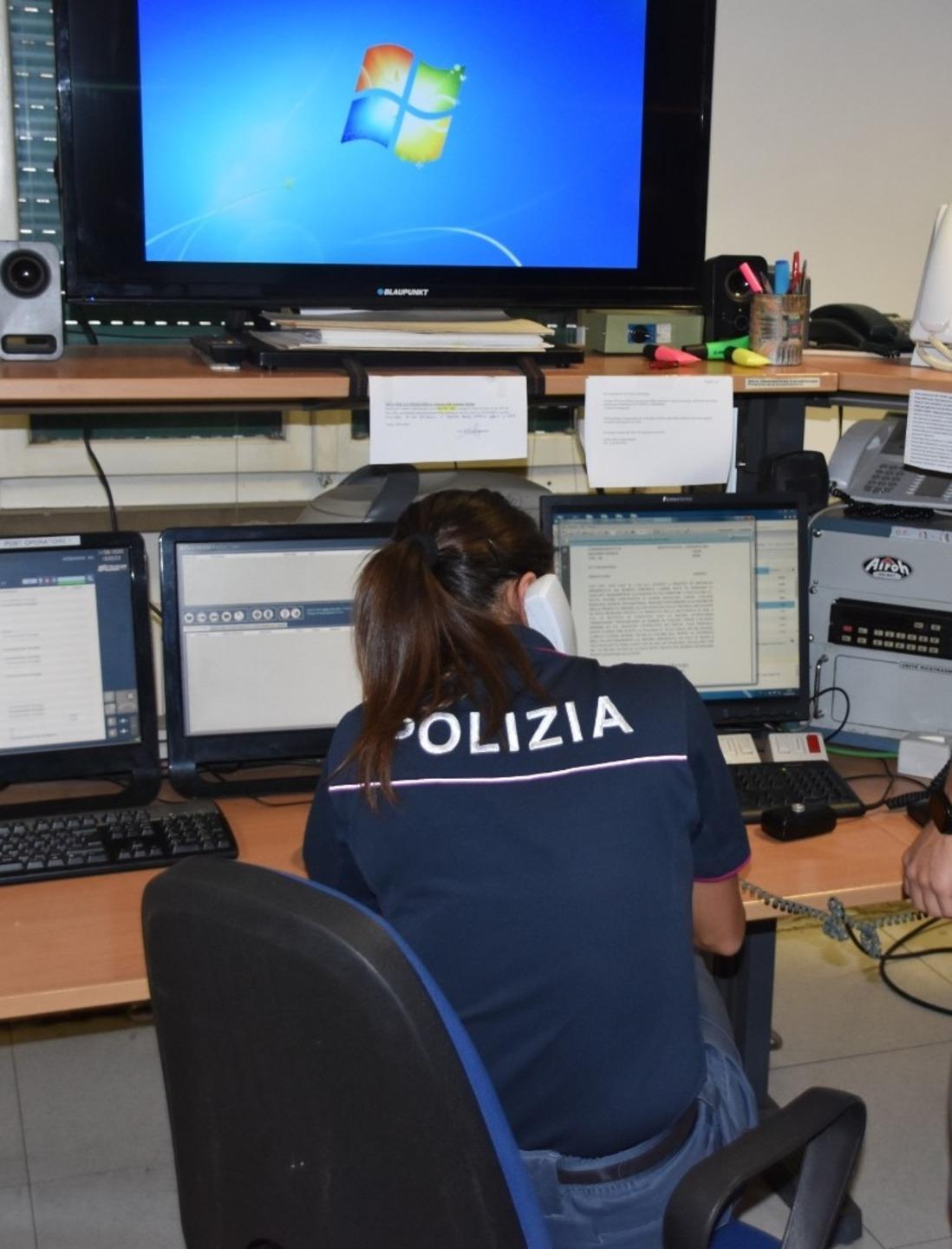 Poliziotto fuori servizio sventa furto di bici e acciuffa il ladro