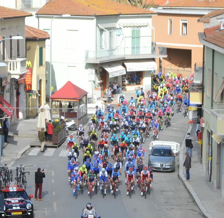 I gazebo non fanno spostare l’arrivo della tappa 