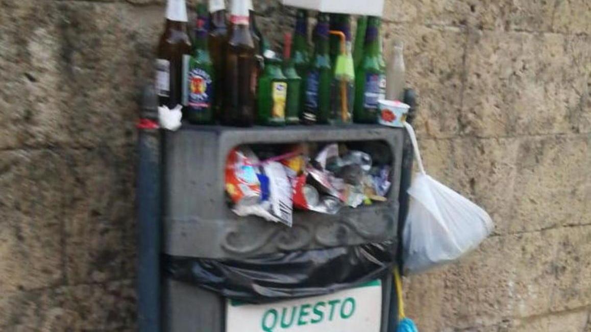 «Cestini strapieni, turno di pulizia saltato»