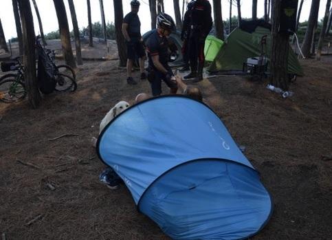 Camping abusivo nella pineta scattano 31 multe da 200 euro 