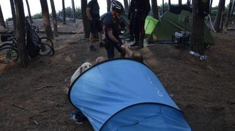 Camping abusivo nella pineta scattano 31 multe da 200 euro