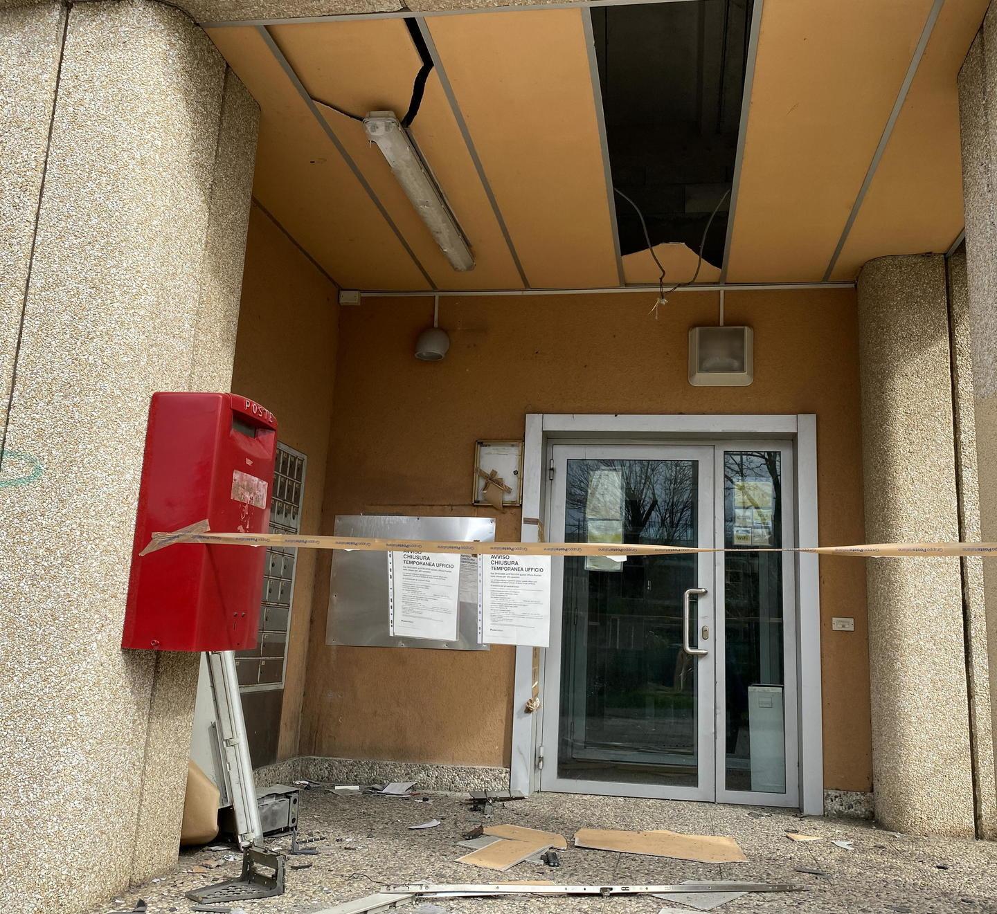 Orari ridotti e Postamat fuori uso da sei mesi Giglioli striglia l’azienda 