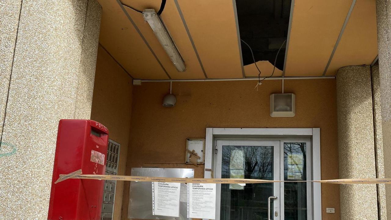 Orari ridotti e Postamat fuori uso da sei mesi Giglioli striglia l’azienda