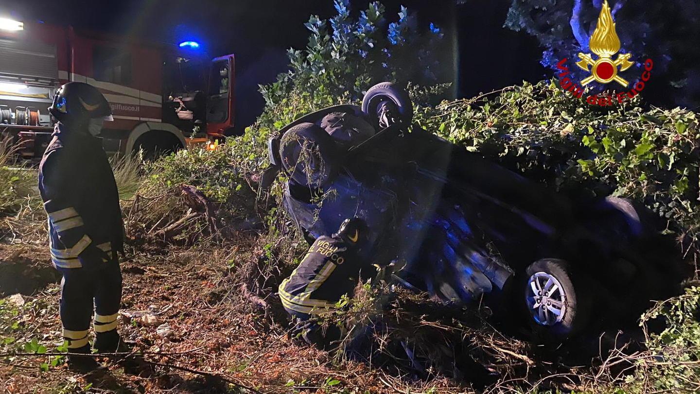 L’auto esce di strada e si ribalta: cinque feriti