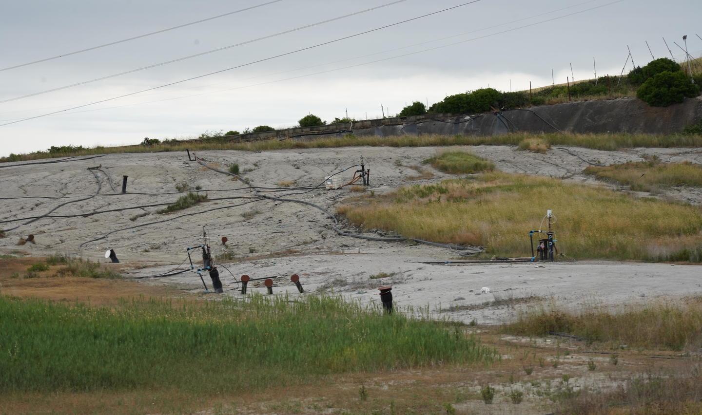 Le ruspe già al lavoro nella discarica per realizzare le vasche per l’amianto 