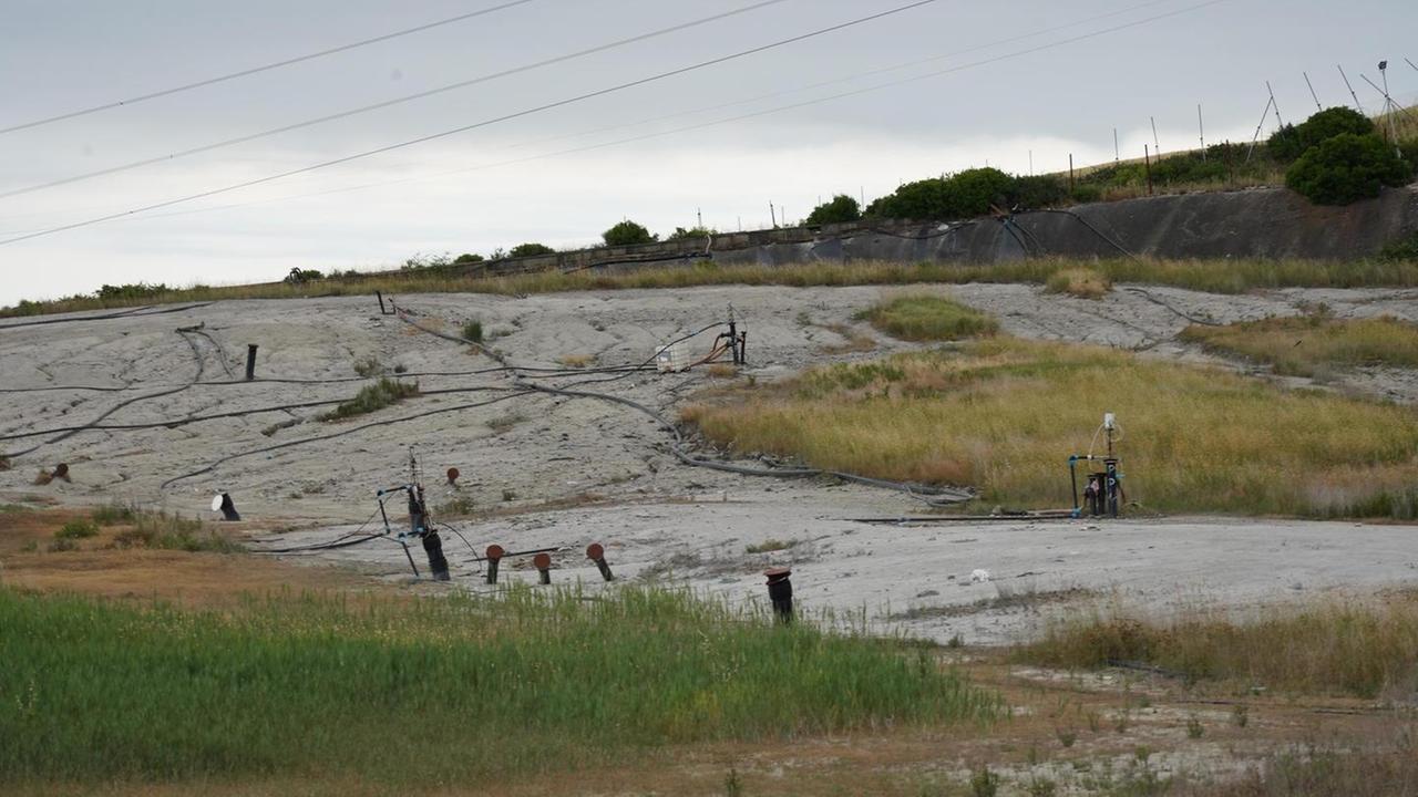 Le ruspe già al lavoro nella discarica per realizzare le vasche per l’amianto