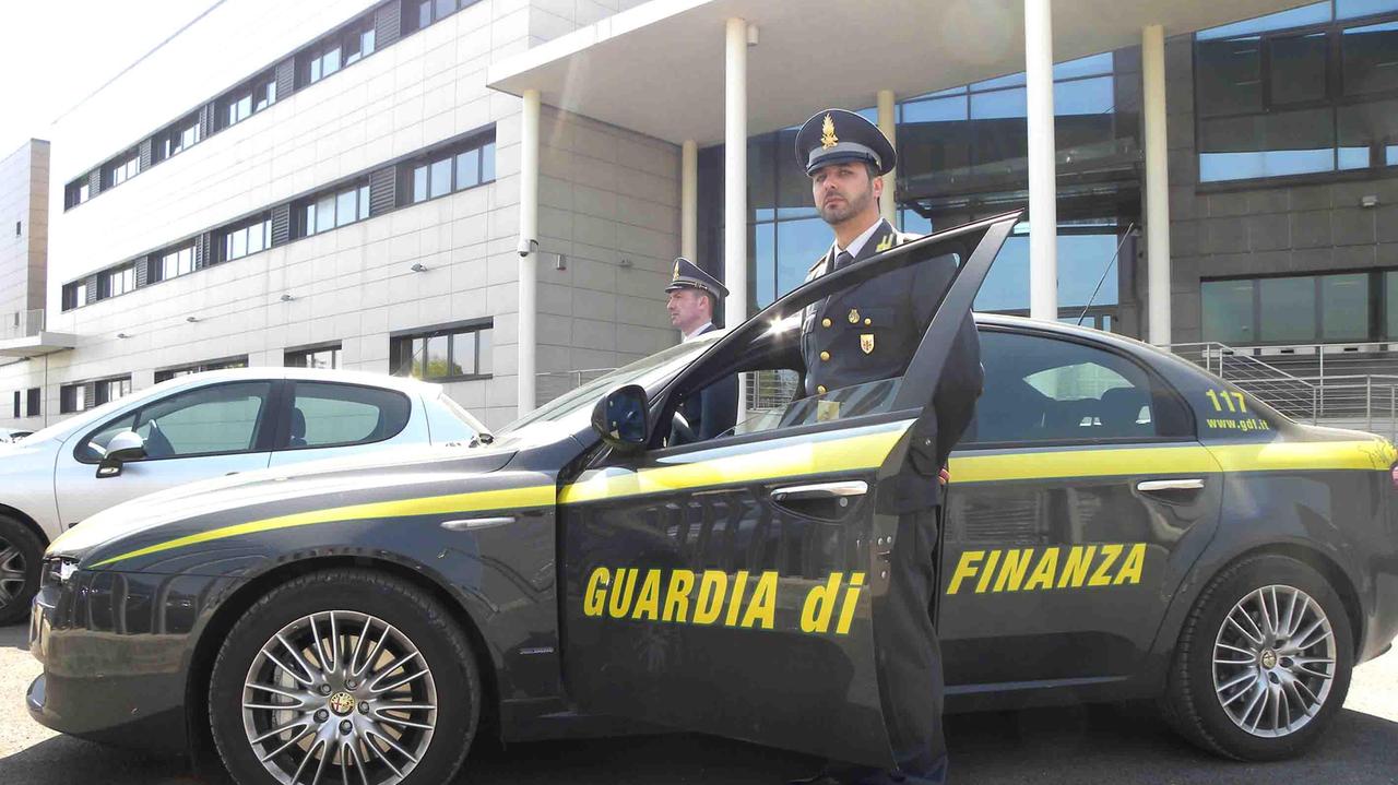 Finanzieri davanti alla sede del comando provinciale