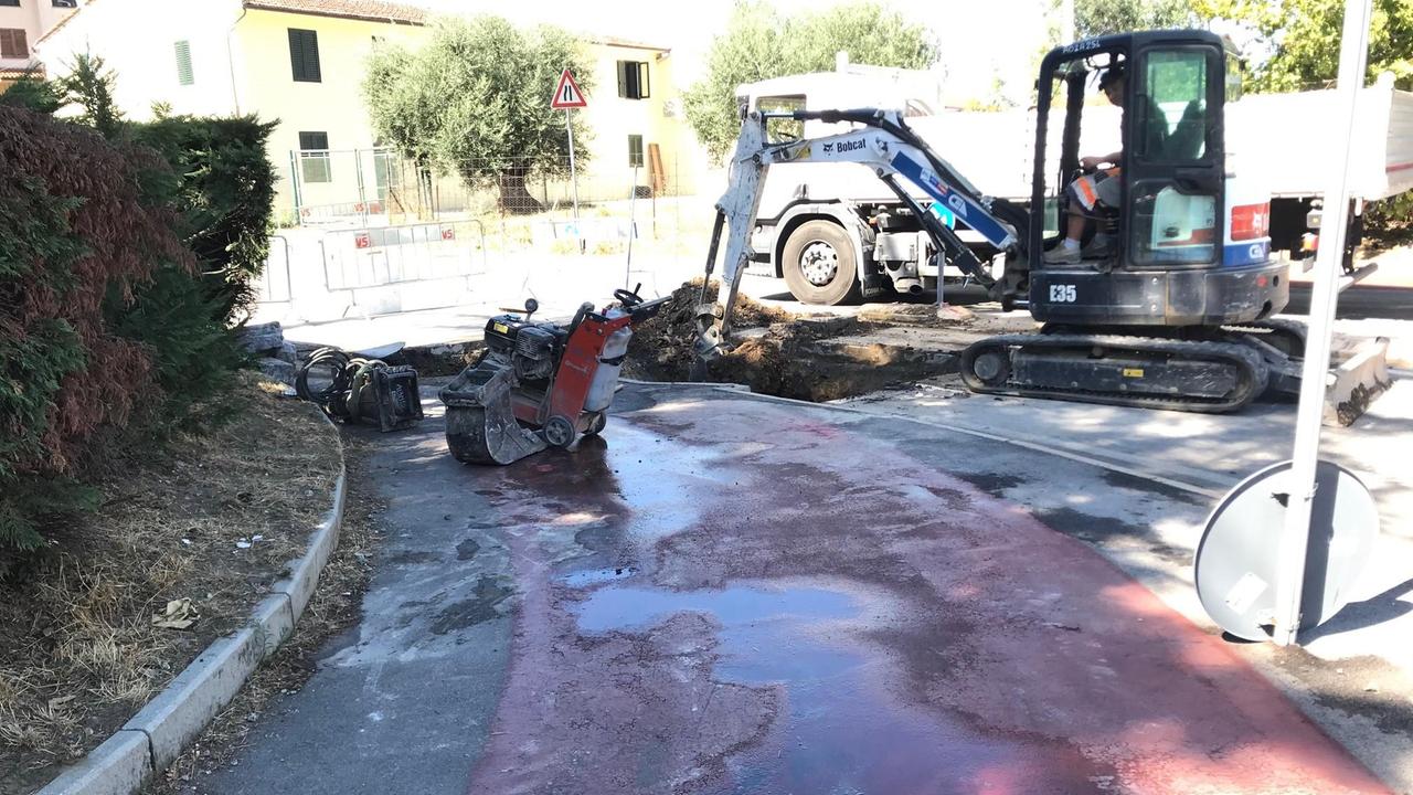 I lavori per riparare la tubazione del gas (foto Batavia)