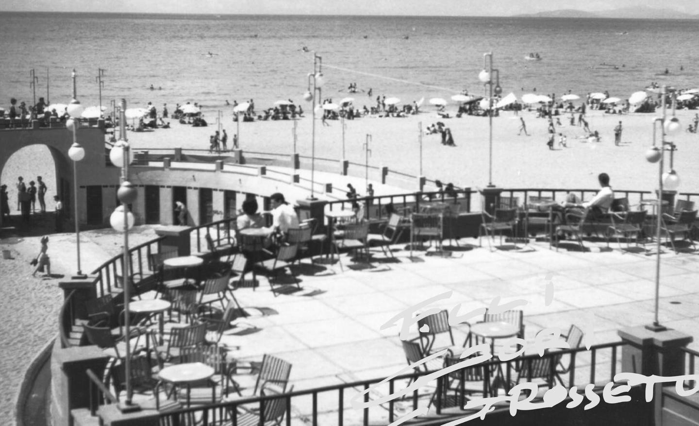 La terrazza della Rotonda di Marina di Grosseto fotografata dai fratelli Gori nel 1956. La fotografia, tratta dall'Archivio Fotografico Fratelli Gori, è in regalo con l'edizione del Tirreno di oggi, 20 agosto 2020