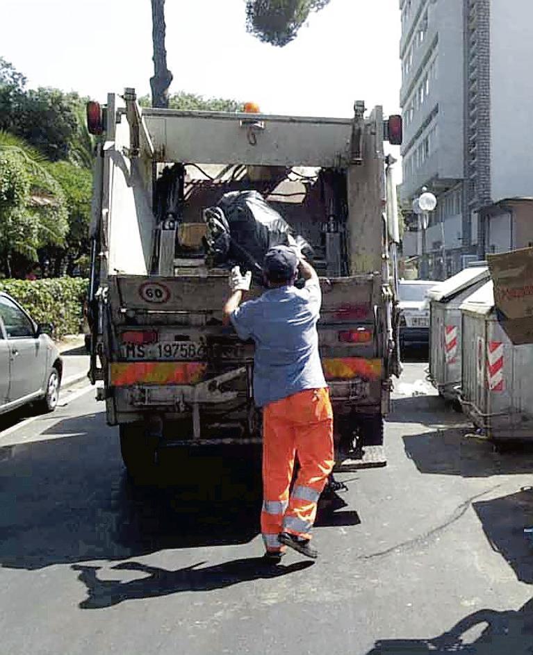 Un operatore di Asmiu a lavoro