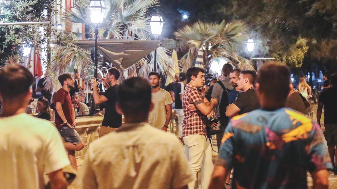 Martedì 18 agosto: sul lungomare la mascherina - tra i giovanissimi - non esiste