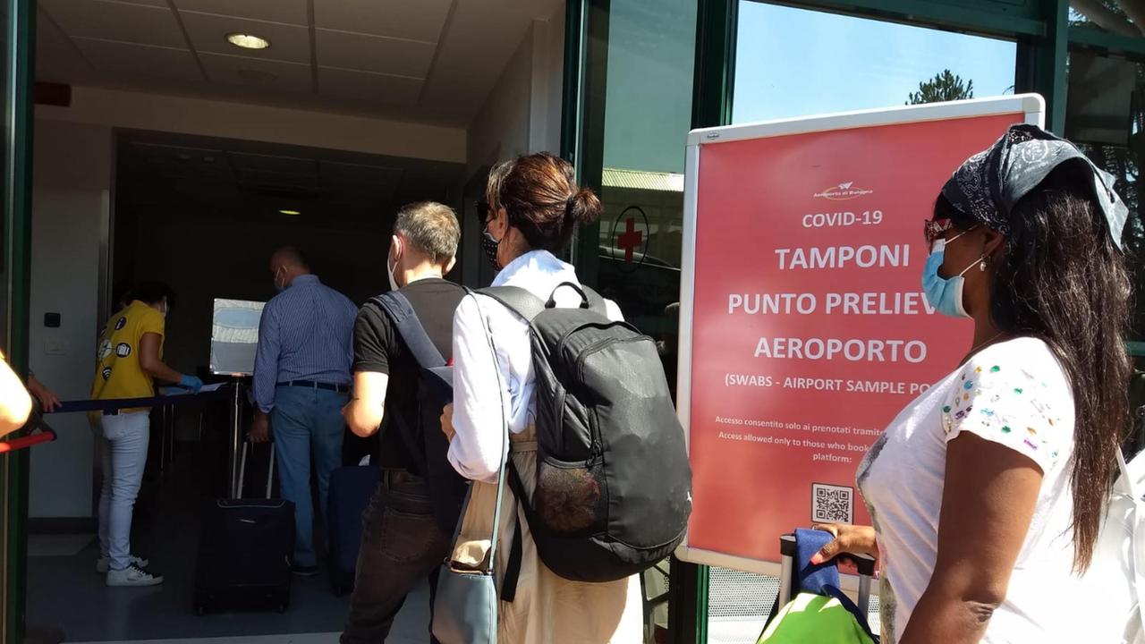 Coronavirus, al via i tamponi all'aeroporto Marconi di Bologna