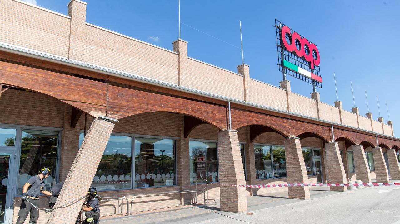 Portomaggiore: centra con l'auto una colonna della Coop e la abbatte