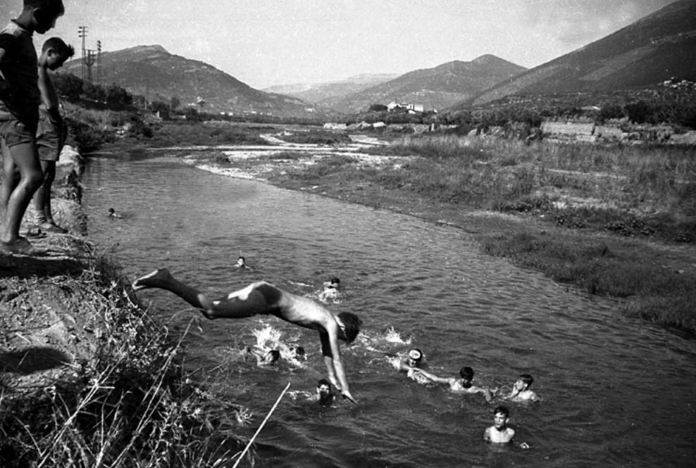 Un ragazzo si tuffa nel Bisenzio, sono gli anni Cinquanta (archivio Ranfagni)