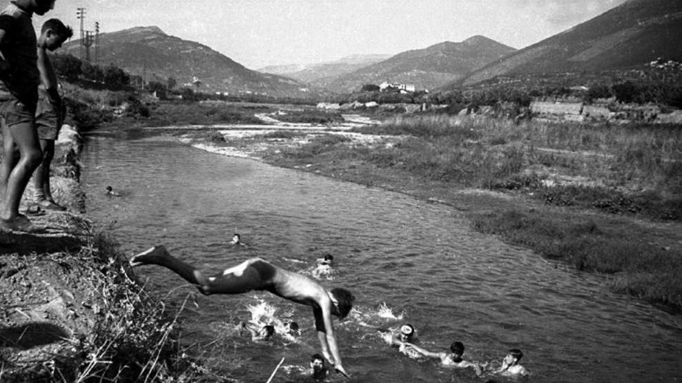 Un ragazzo si tuffa nel Bisenzio, sono gli anni Cinquanta (archivio Ranfagni)