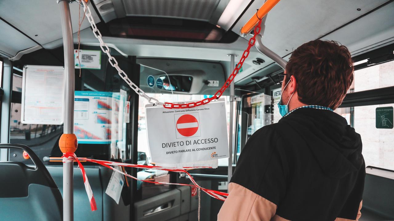 L'interno di un autobus, a Livorno (Foto di Dario Marzi)