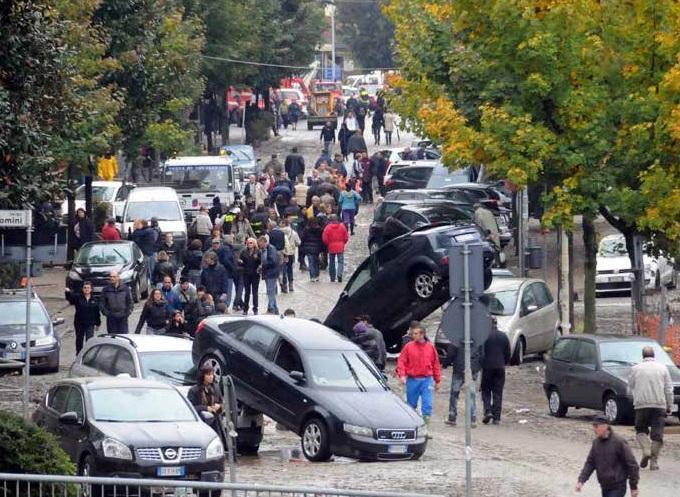 Le auto una sopra l’altra per la potenza del Magra Tragico giorno ad Aulla
