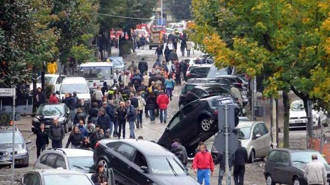 Le auto una sopra l’altra per la potenza del Magra Tragico giorno ad Aulla